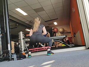 Intense booty workout caught by gym voyeur Picture 3
