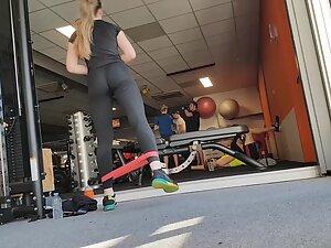 Intense booty workout caught by gym voyeur Picture 4