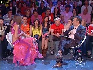 Seductive girl accidentally shows tits Picture 7