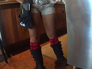 Chit chat with the cutest waitress ever Picture 3