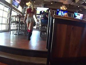 Chit chat with the cutest waitress ever Picture 6