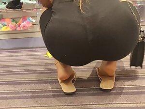 Fantastic ass and thong pop out when she is crouching Picture 8