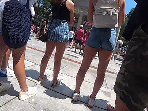 Muscular ass and legs of girl watching the parade Picture 6