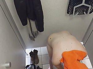 Tattooed naked girl in pool cabin Picture 4