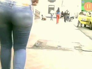 Hypnotizing butt on the street Picture 2