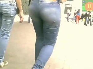 Hypnotizing butt on the street Picture 5