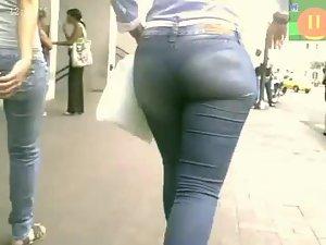 Hypnotizing butt on the street Picture 6