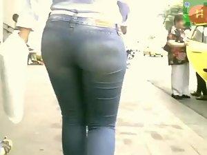Hypnotizing butt on the street Picture 8