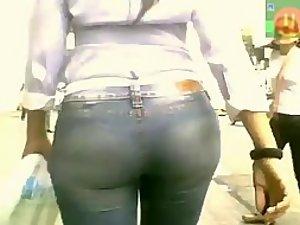 Hypnotizing butt on the street