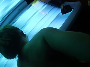 Quick sex in the tanning saloon Picture 1