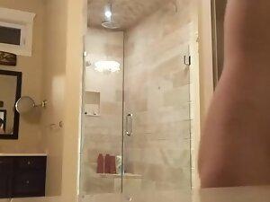 Spying on retro girl naked in bathroom Picture 6