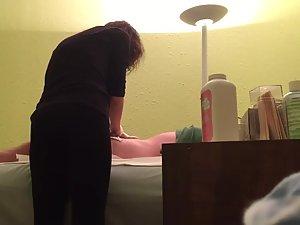 Hidden cam in the waxing saloon Picture 2