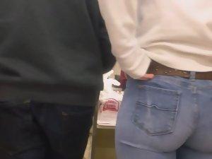 Tight jeans get pulled up Picture 3