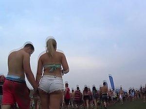 Jealous boyfriend holds girlfriend's hand all the time Picture 6