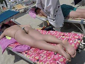 Voyeur examines hot girl's ass and feet on beach Picture 3