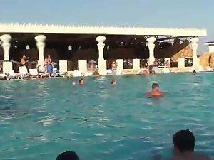 Sex caught in public swimming pool in front of everyone Picture 5