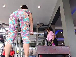 Squats and deadlifts in front of voyeur's camera Picture 1