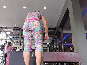 Squats and deadlifts in front of voyeur's camera Picture 8