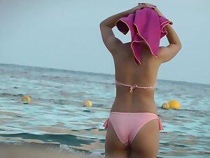 Tiny cameltoe in pink bikini spotted by beach voyeur Picture 2
