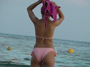 Tiny cameltoe in pink bikini spotted by beach voyeur Picture 3