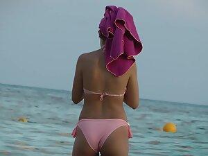 Tiny cameltoe in pink bikini spotted by beach voyeur Picture 4