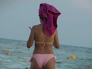 Tiny cameltoe in pink bikini spotted by beach voyeur Picture 4
