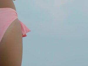 Tiny cameltoe in pink bikini spotted by beach voyeur Picture 8