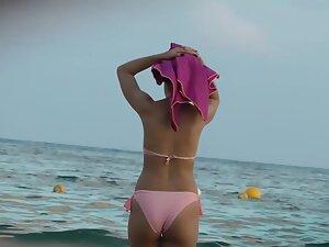 Tiny cameltoe in pink bikini spotted by beach voyeur