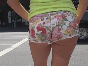Young ass in flowery shorts that go up crack Picture 3