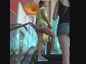 Young ass in flowery shorts that go up crack Picture 6