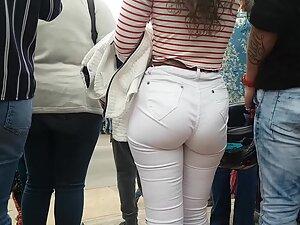 White pants filled to maximum capacity Picture 3