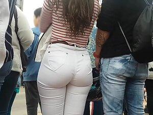 White pants filled to maximum capacity Picture 4