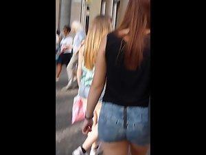 Big tits seen in sideboob mode on the street Picture 1