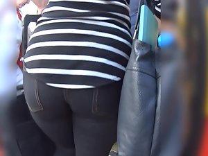 Thick butt cheeks in too tight jeans Picture 1