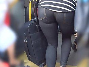 Thick butt cheeks in too tight jeans Picture 3
