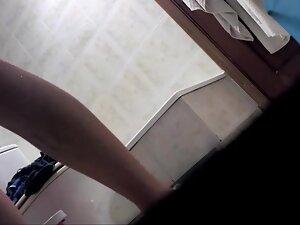 Roommate walks in on her naked in bathroom Picture 6
