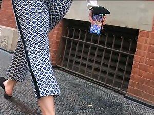 Pretty face and phat booty in tight pants Picture 5