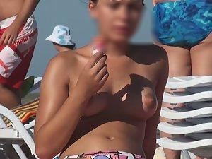 Topless chick eats an ice cream Picture 6
