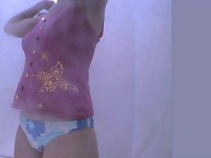 Hot mature woman dresses after a beach Picture 6