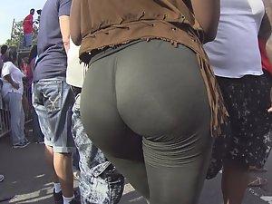 Impossible ass twerks on guy's crotch Picture 2