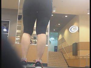 Noticeable ass in the gym Picture 2