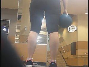 Noticeable ass in the gym Picture 4