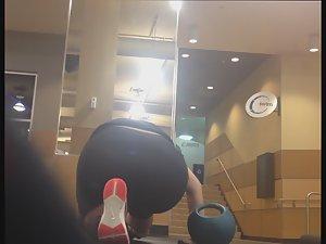 Noticeable ass in the gym Picture 8