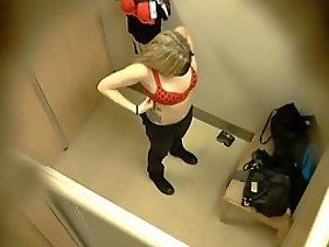 Hot girls spied in the changing room Picture 1