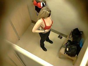 Hot girls spied in the changing room Picture 6