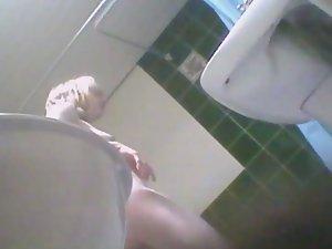 Naked girl poses nuder in the bathroom Picture 3