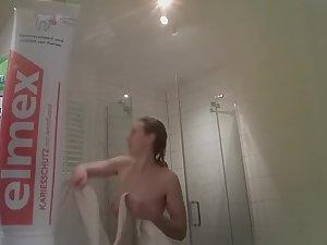 Naked saggy tits spied in bathroom Picture 3