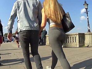 Tight bubble butt wobbles in leggings Picture 3