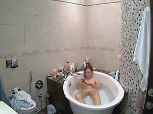 Sweetie fingers pussy in bathtub Picture 2