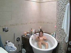 Sweetie fingers pussy in bathtub Picture 3